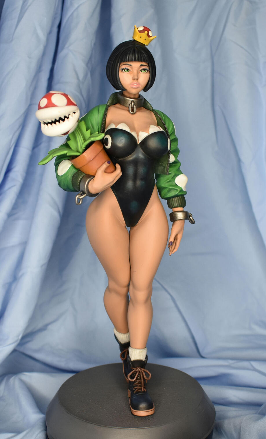 Chompette 1/4 Profile Right